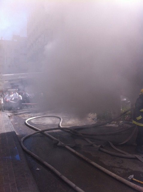 חשד להצתה: שריפת גדולה כילתה מבנה בלב בני-ברק