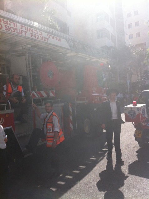 חשד להצתה: שריפת גדולה כילתה מבנה בלב בני-ברק