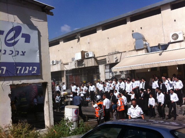 חשד להצתה: שריפת גדולה כילתה מבנה בלב בני-ברק