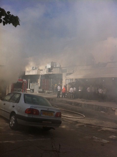 חשד להצתה: שריפת גדולה כילתה מבנה בלב בני-ברק