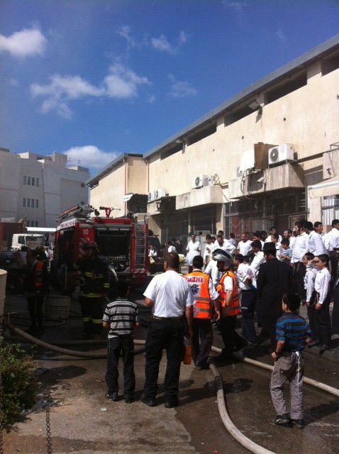 חשד להצתה: שריפת גדולה כילתה מבנה בלב בני-ברק