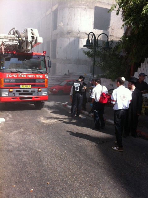 חשד להצתה: שריפת גדולה כילתה מבנה בלב בני-ברק