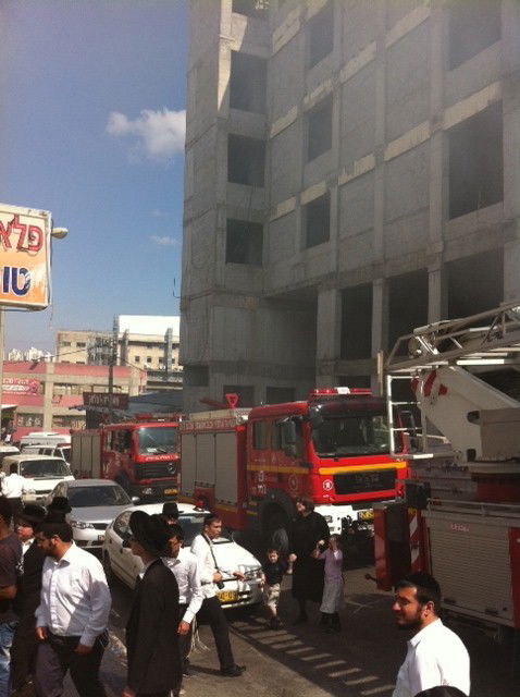 חשד להצתה: שריפת גדולה כילתה מבנה בלב בני-ברק