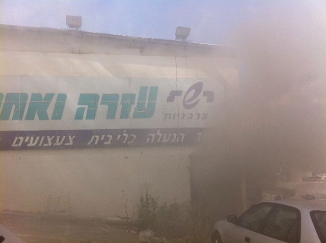 חשד להצתה: שריפת גדולה כילתה מבנה בלב בני-ברק