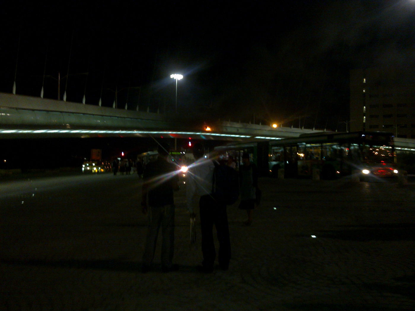 גשר המיתרים בירושלים עולה כעת בלהבות; הכוחות בדרך