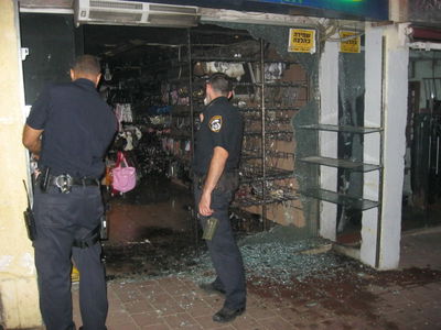 עולם התחתון בעיר התורה? בקבוק תבערה הושלך לעבר חנות בבני-ברק