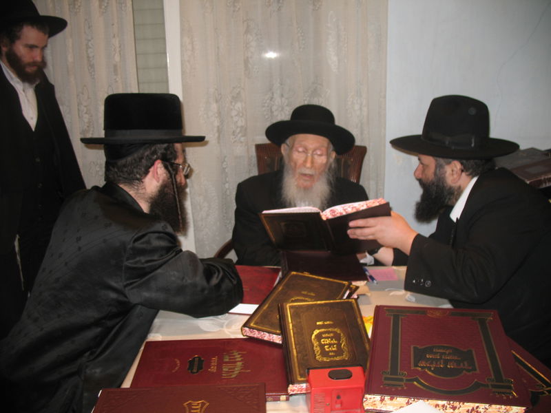 צפו: מרן הגרמ"י לפקוביץ' מתפלפל עם אחיו של דרעי