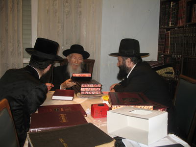 צפו: מרן הגרמ"י לפקוביץ' מתפלפל עם אחיו של דרעי