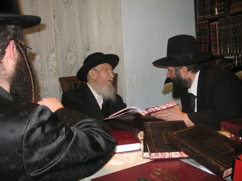 צפו: מרן הגרמ"י לפקוביץ' מתפלפל עם אחיו של דרעי