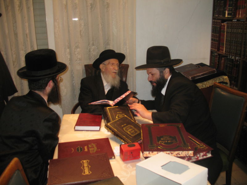 צפו: מרן הגרמ"י לפקוביץ' מתפלפל עם אחיו של דרעי