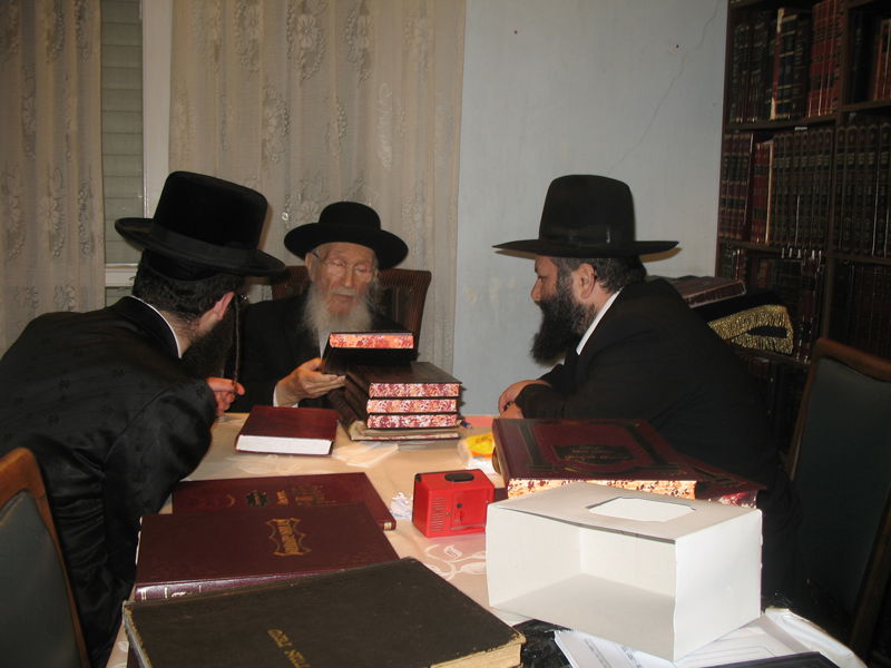 צפו: מרן הגרמ"י לפקוביץ' מתפלפל עם אחיו של דרעי