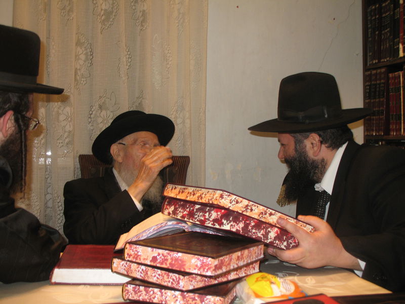 צפו: מרן הגרמ"י לפקוביץ' מתפלפל עם אחיו של דרעי