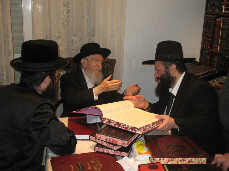 צפו: מרן הגרמ"י לפקוביץ' מתפלפל עם אחיו של דרעי