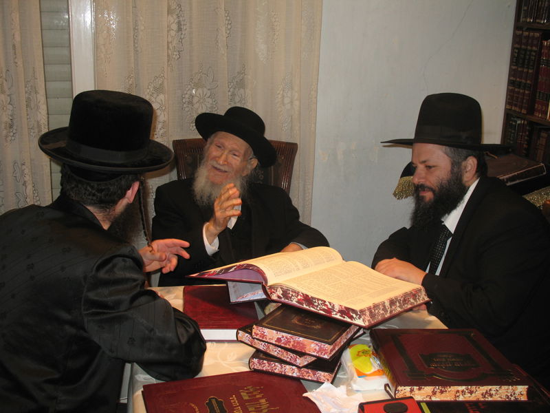 צפו: מרן הגרמ"י לפקוביץ' מתפלפל עם אחיו של דרעי