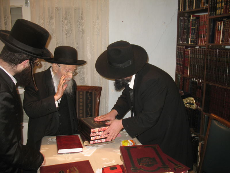 צפו: מרן הגרמ"י לפקוביץ' מתפלפל עם אחיו של דרעי
