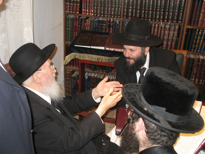 צפו: מרן הגרמ"י לפקוביץ' מתפלפל עם אחיו של דרעי