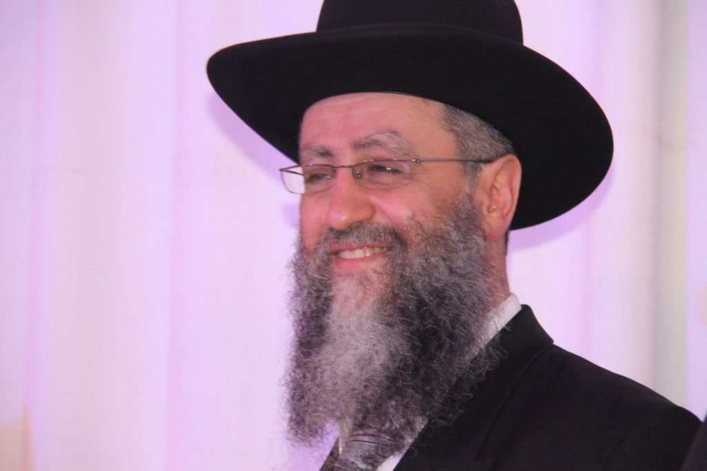 בחתונת נכדתו: הגר"ע יוסף הרעיף אהבה על אריה דרעי