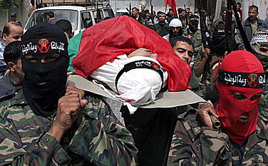 גופת מחבל מובאת לקבורה (צלם: פלאש 90)