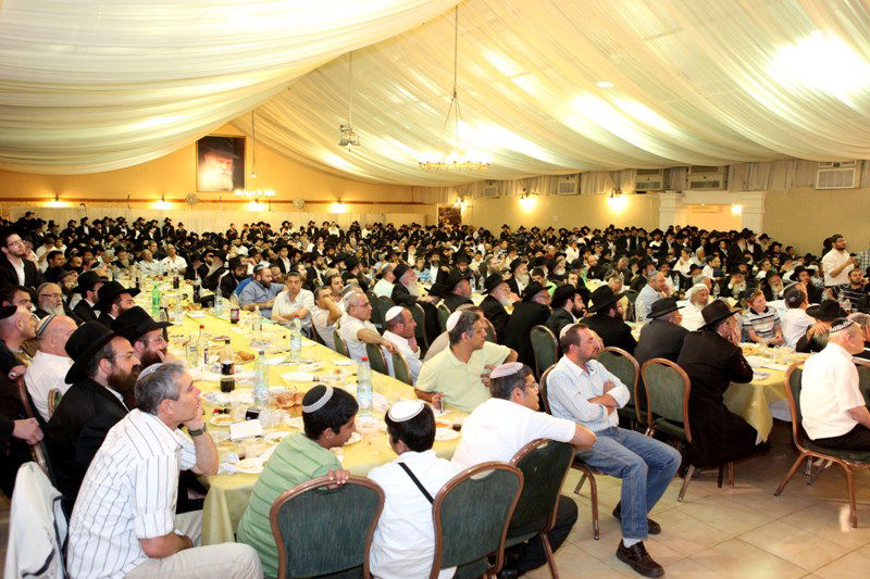 17 שנה לפטירת הרבי: אלפים בהתוועדות המרכזית כפר-חב"ד