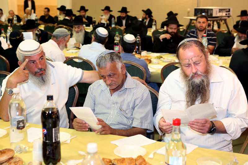 17 שנה לפטירת הרבי: אלפים בהתוועדות המרכזית כפר-חב"ד