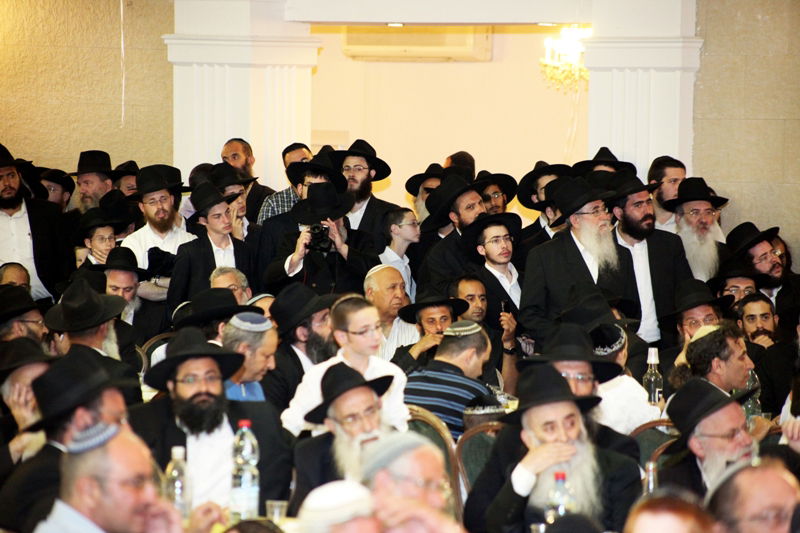 17 שנה לפטירת הרבי: אלפים בהתוועדות המרכזית כפר-חב"ד