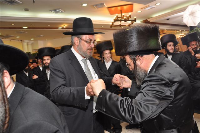 צפו: האדמו"ר מויז'ניץ בשמחת המשב"ק