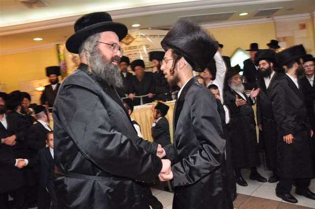 צפו: האדמו"ר מויז'ניץ בשמחת המשב"ק