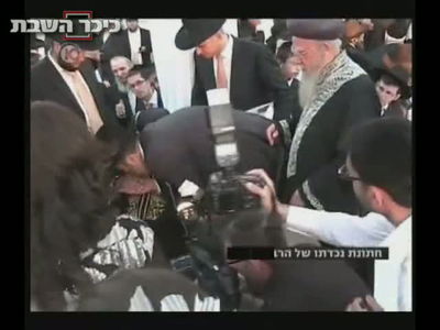 בעיצומה של החתונה: הגר"ע ואריה דרעי נפגשו בחדר סגור