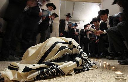 תלמידי הישיבה נפרדים מרבם