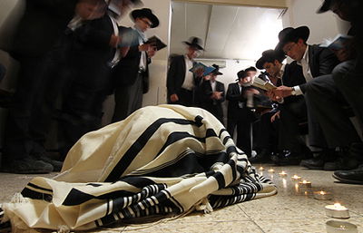 תלמידי הישיבה נפרדים מרבם