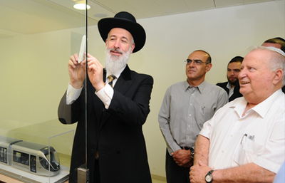 הרב מצגר קובע את המזוזה