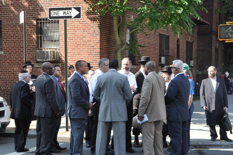 אנשי המשטרה,והשומרים בשיחה משותפת