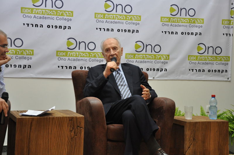 הנשיא שמעון פרס בקמפוס החרדי: "דרעי לא פסול"