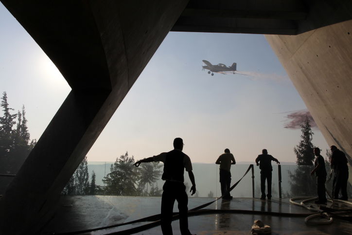 מאמצי הכיבוי הועילו; הכבאים מדווחים על שליטה בלהבות