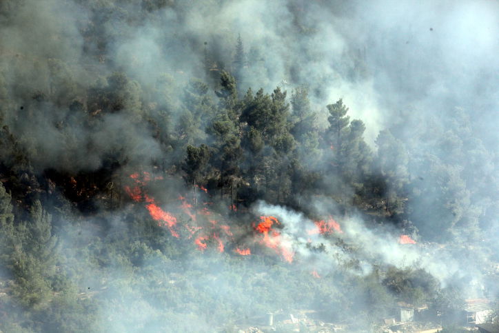 מאמצי הכיבוי הועילו; הכבאים מדווחים על שליטה בלהבות