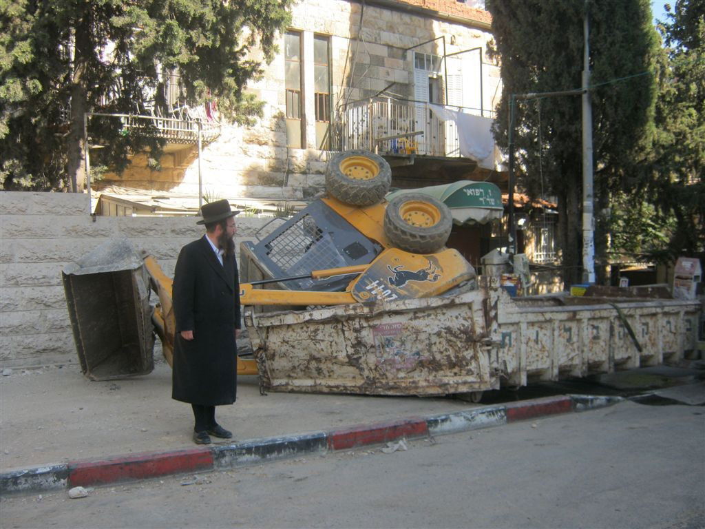 ירושלים: טרקטור התהפך במהלך עבודות בנייה