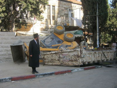 ירושלים: טרקטור התהפך במהלך עבודות בנייה