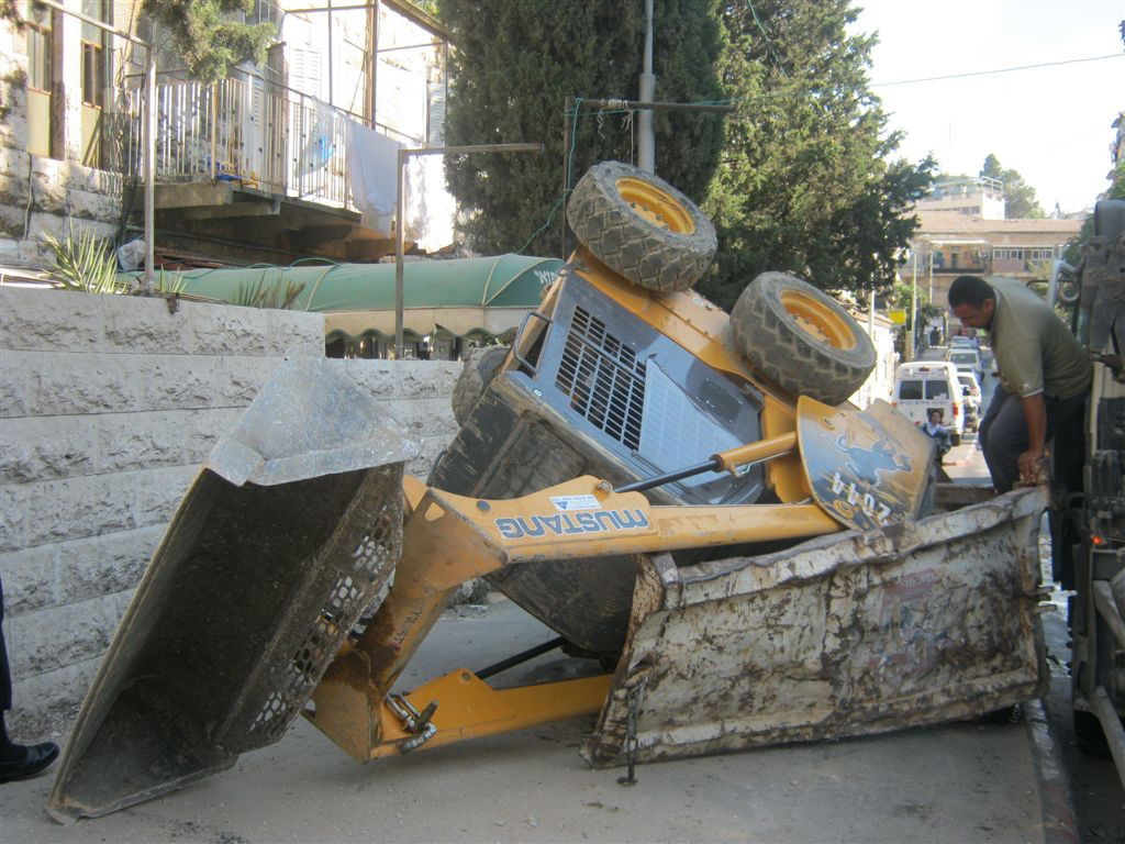 ירושלים: טרקטור התהפך במהלך עבודות בנייה