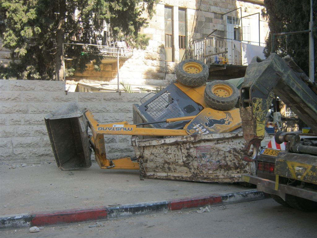 ירושלים: טרקטור התהפך במהלך עבודות בנייה