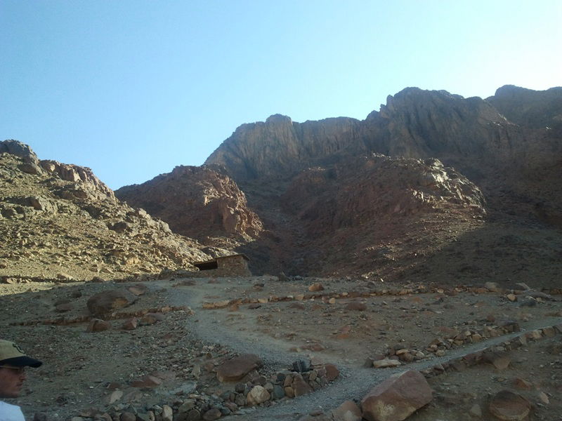 "כאן בדיוק", הצביע ה'מדריך', "עמד 'מוסא' וקיבל את התורה"