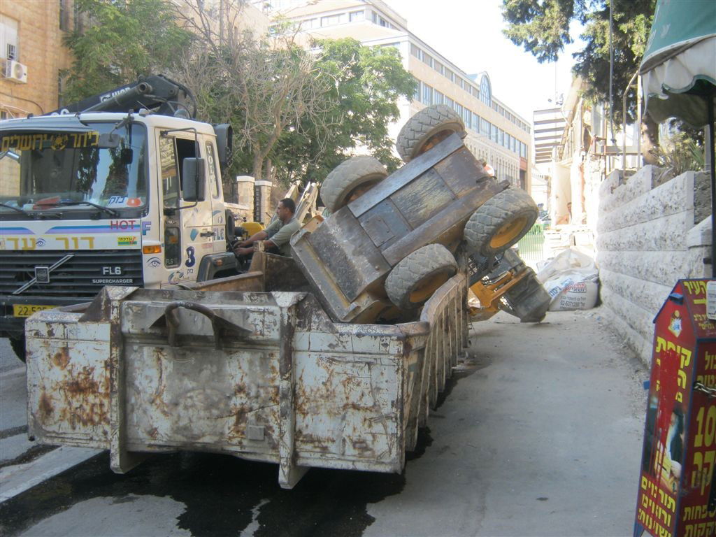 ירושלים: טרקטור התהפך במהלך עבודות בנייה