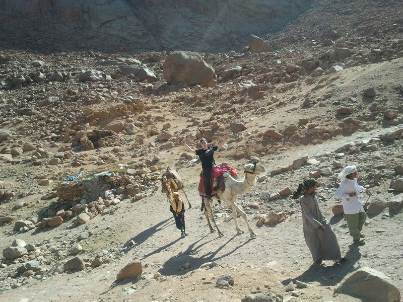 "כאן בדיוק", הצביע ה'מדריך', "עמד 'מוסא' וקיבל את התורה"