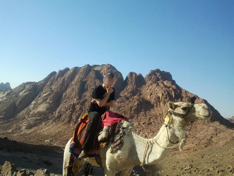 "כאן בדיוק", הצביע ה'מדריך', "עמד 'מוסא' וקיבל את התורה"