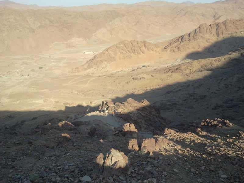 "כאן בדיוק", הצביע ה'מדריך', "עמד 'מוסא' וקיבל את התורה"