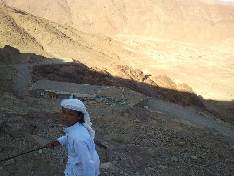 "כאן בדיוק", הצביע ה'מדריך', "עמד 'מוסא' וקיבל את התורה"