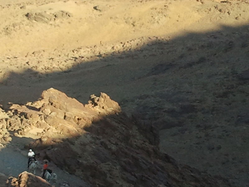 "כאן בדיוק", הצביע ה'מדריך', "עמד 'מוסא' וקיבל את התורה"