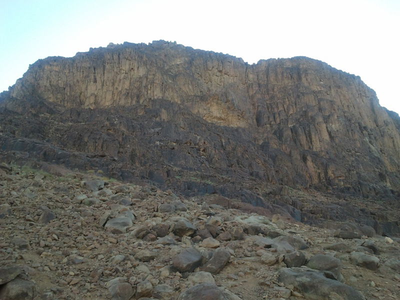"כאן בדיוק", הצביע ה'מדריך', "עמד 'מוסא' וקיבל את התורה"