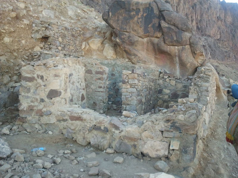 "כאן בדיוק", הצביע ה'מדריך', "עמד 'מוסא' וקיבל את התורה"