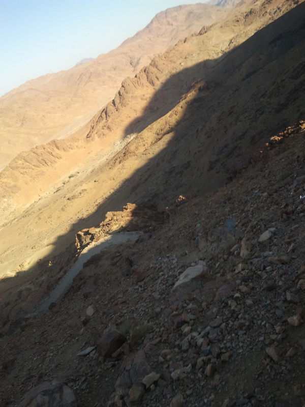 "כאן בדיוק", הצביע ה'מדריך', "עמד 'מוסא' וקיבל את התורה"