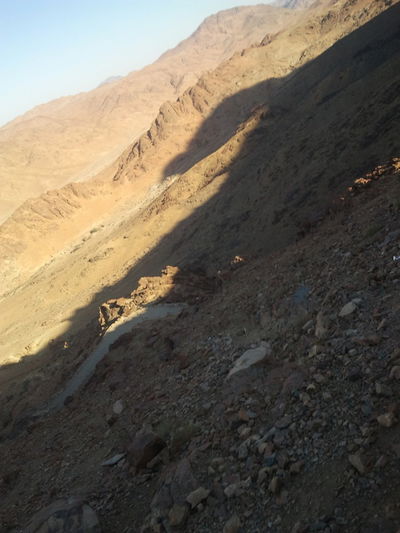 "כאן בדיוק", הצביע ה'מדריך', "עמד 'מוסא' וקיבל את התורה"